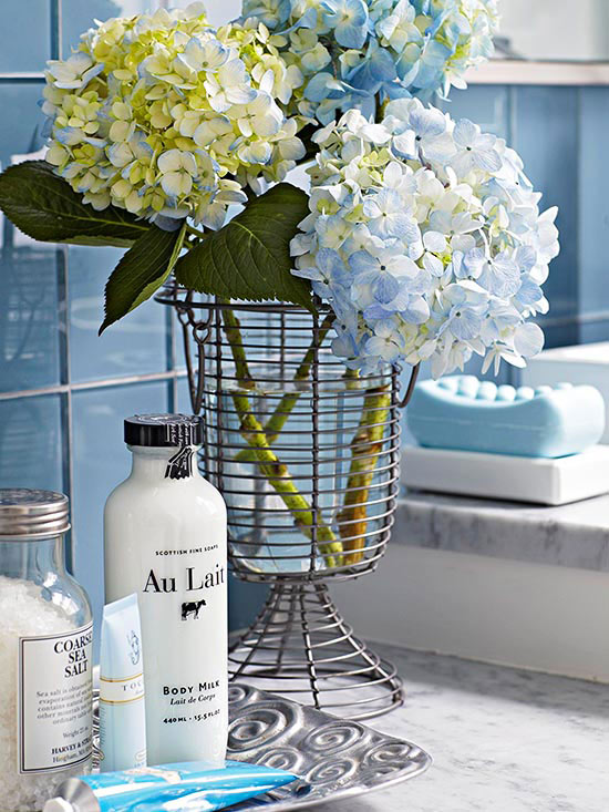 Small bathroom ideas - bathroom tray and blue flowers