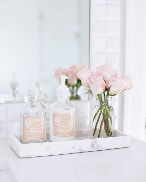 Small bathroom ideas - marble tray and pink flowers