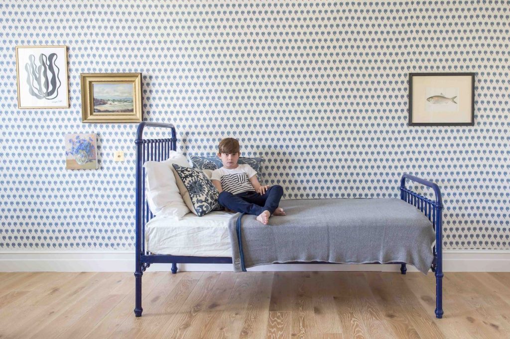 Small bedroom decorating ideas - navy blue bed