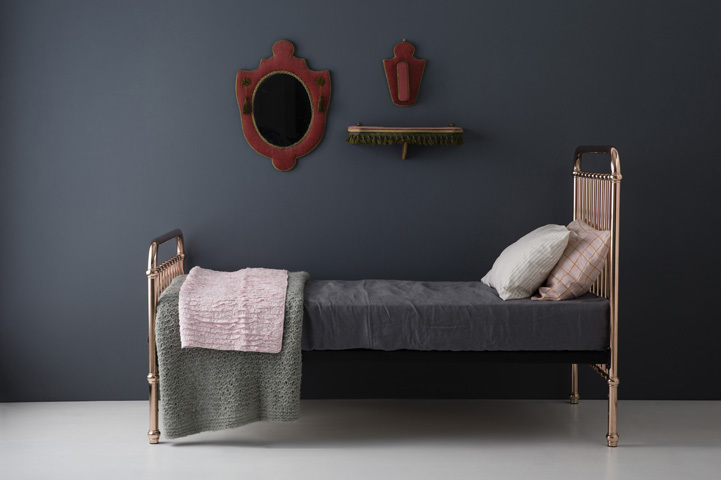Small bedroom decorating ideas - rose gold bed black wall