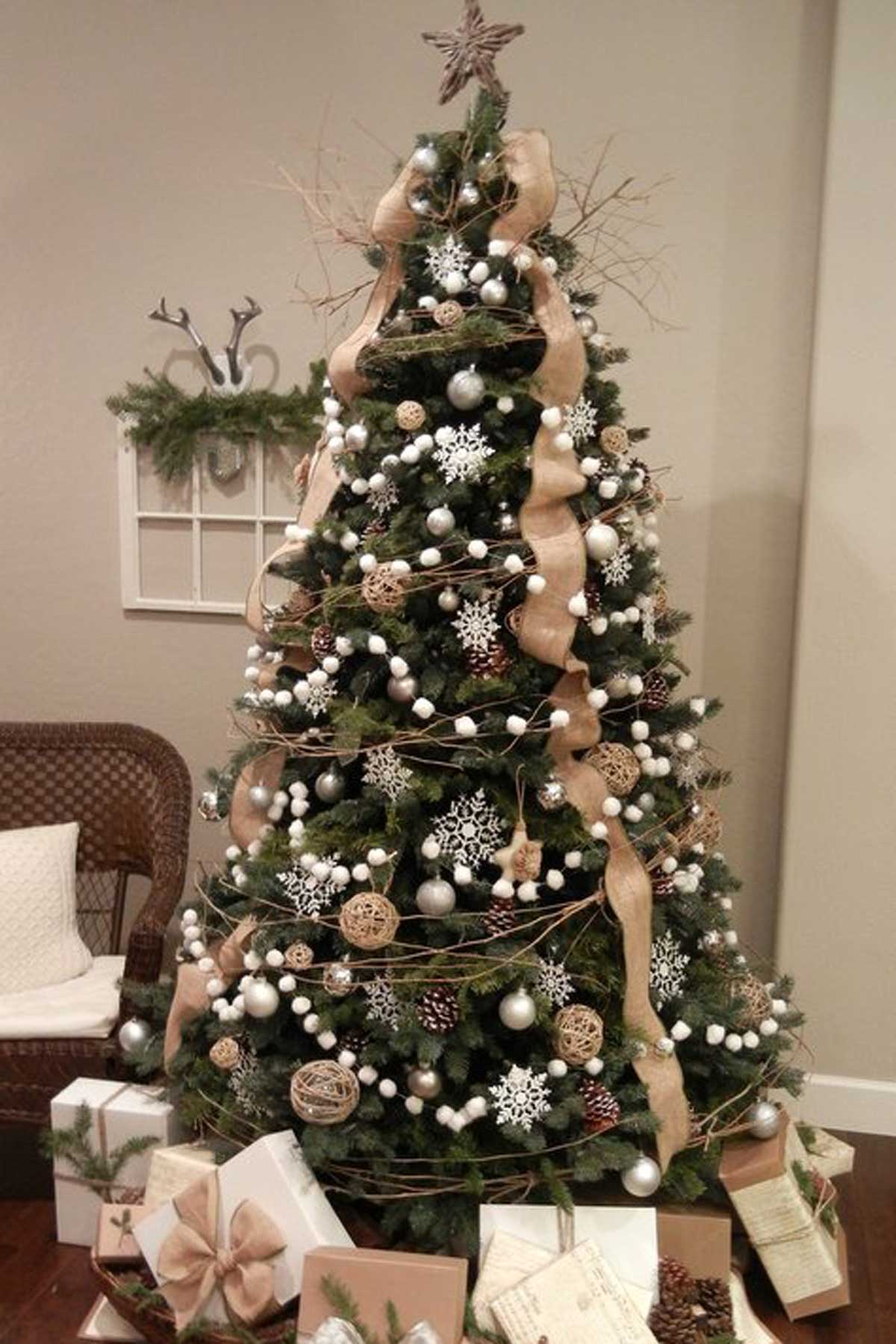 Christmas tree decorating - Steps to creating a majestic Christmas tree
