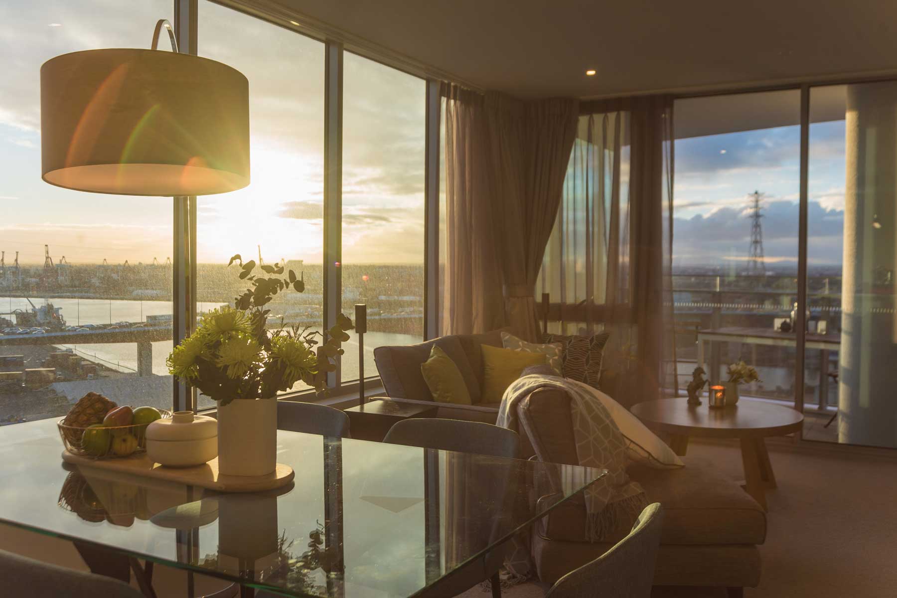 Pearl's Scandi Water View City Apartment - after - sunset