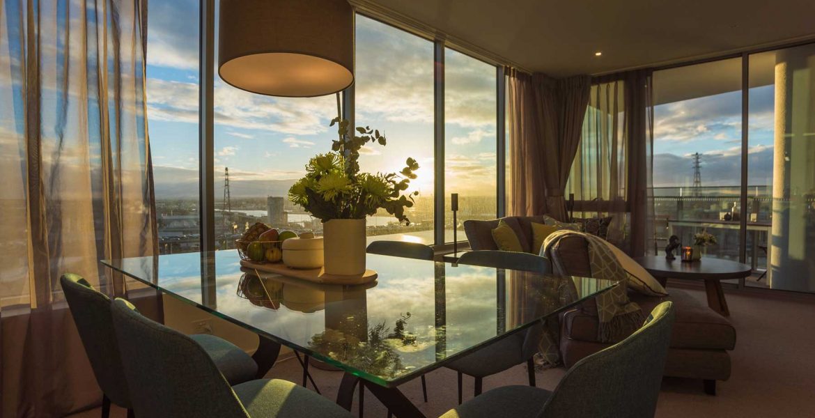 Pearl's Scandi Water View City Apartment - feature