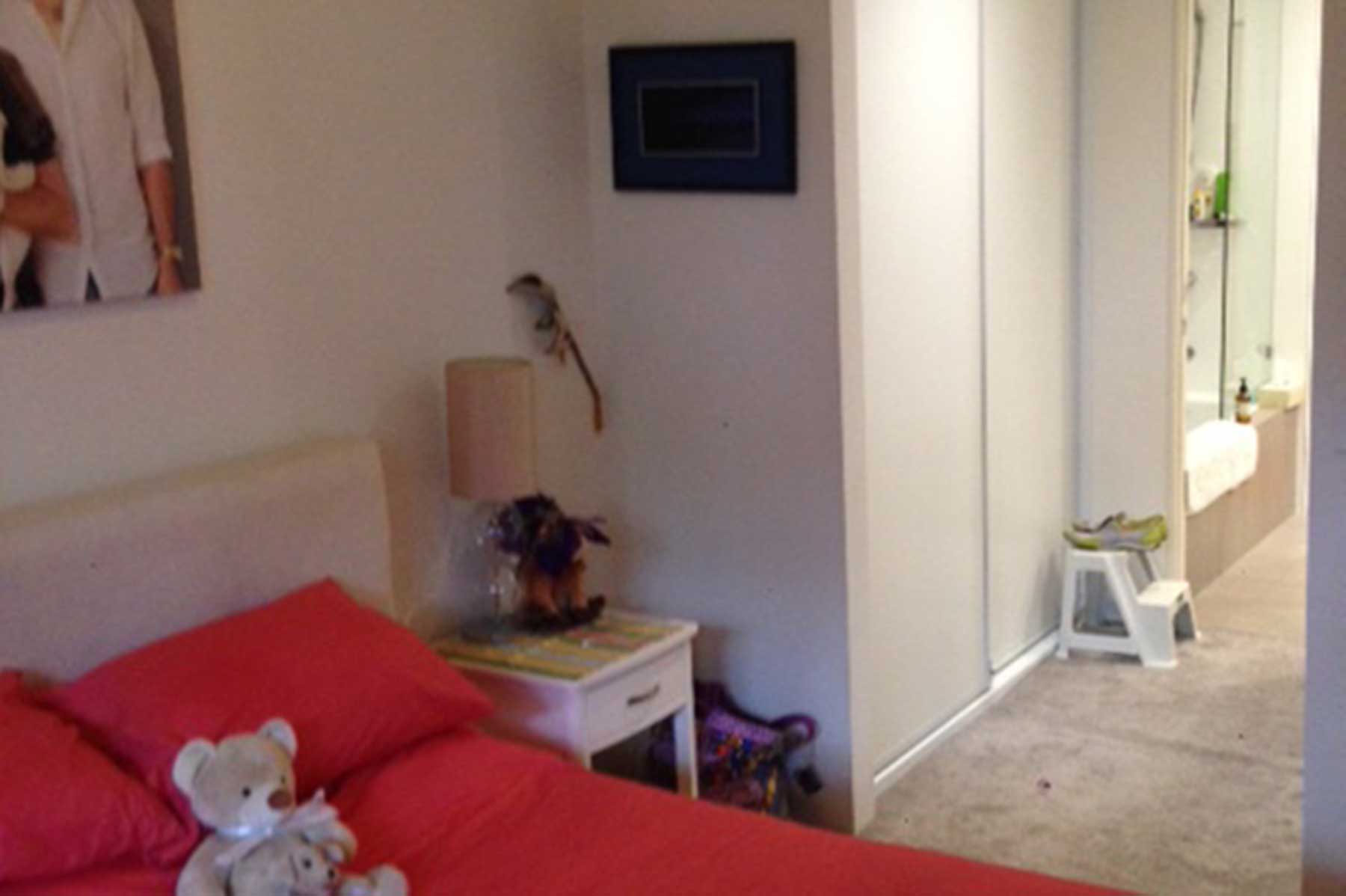 Robyn - before - bedroom doorway