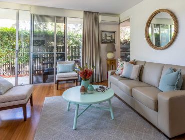 Robyn's vibrant beach apartment - after - floral lounge 3