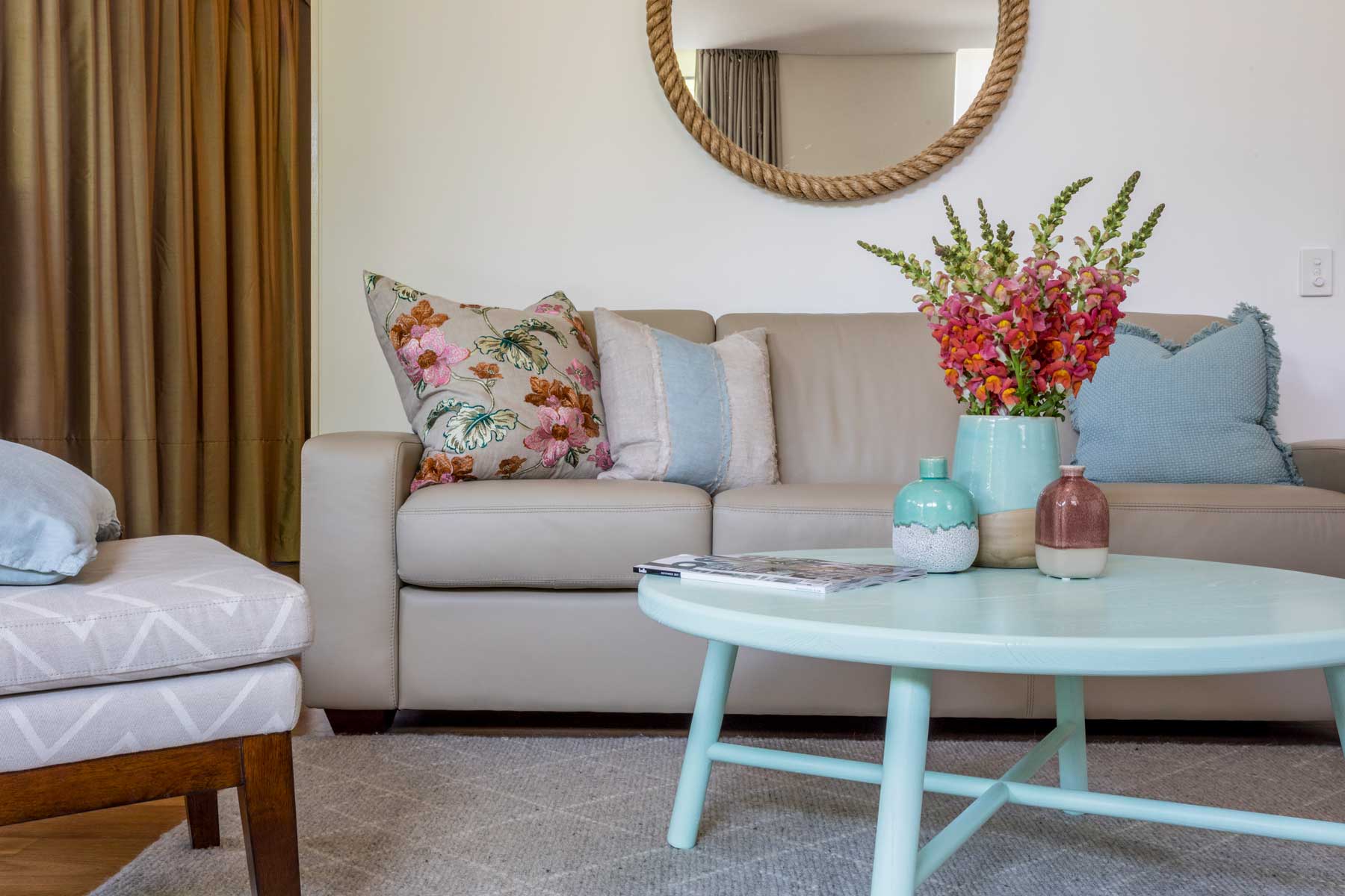 Robyn's vibrant beach apartment - after - lounge