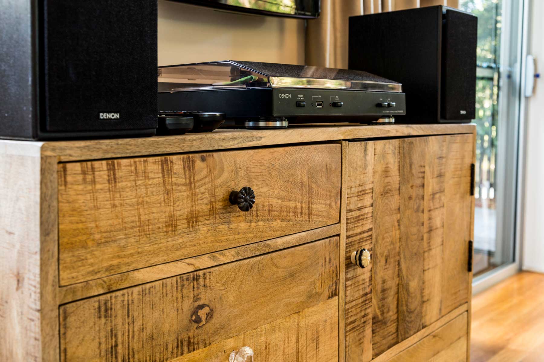 Robyn's vibrant beach apartment - after - stereo